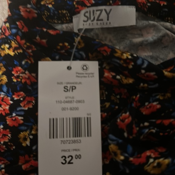 Long sleeve flowered blouse from Suzy Shier. - Picture 2 of 3
